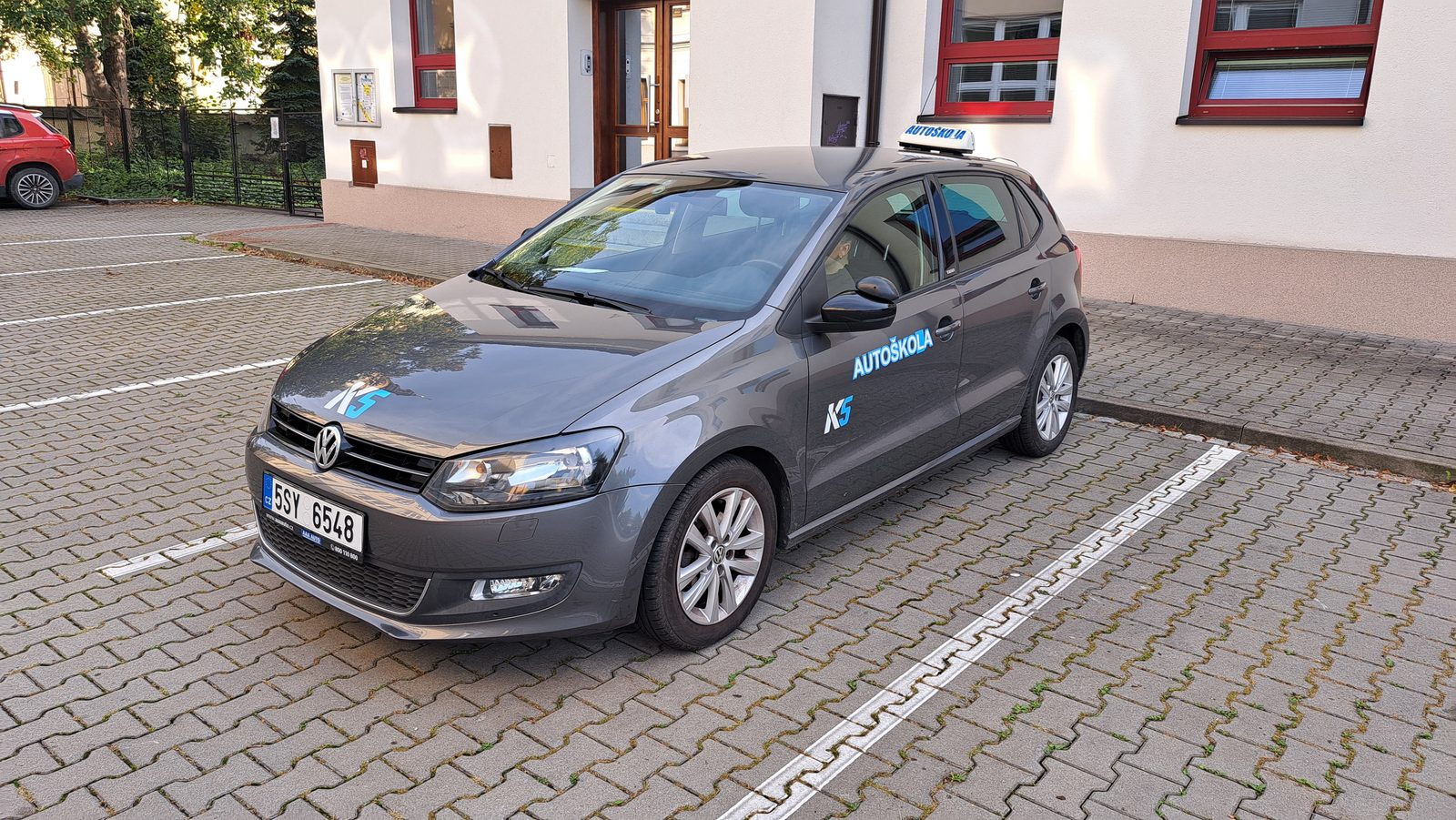 Výcvikový vůz Autoškoly K5 před učebnou ve Frýdku-Místku
