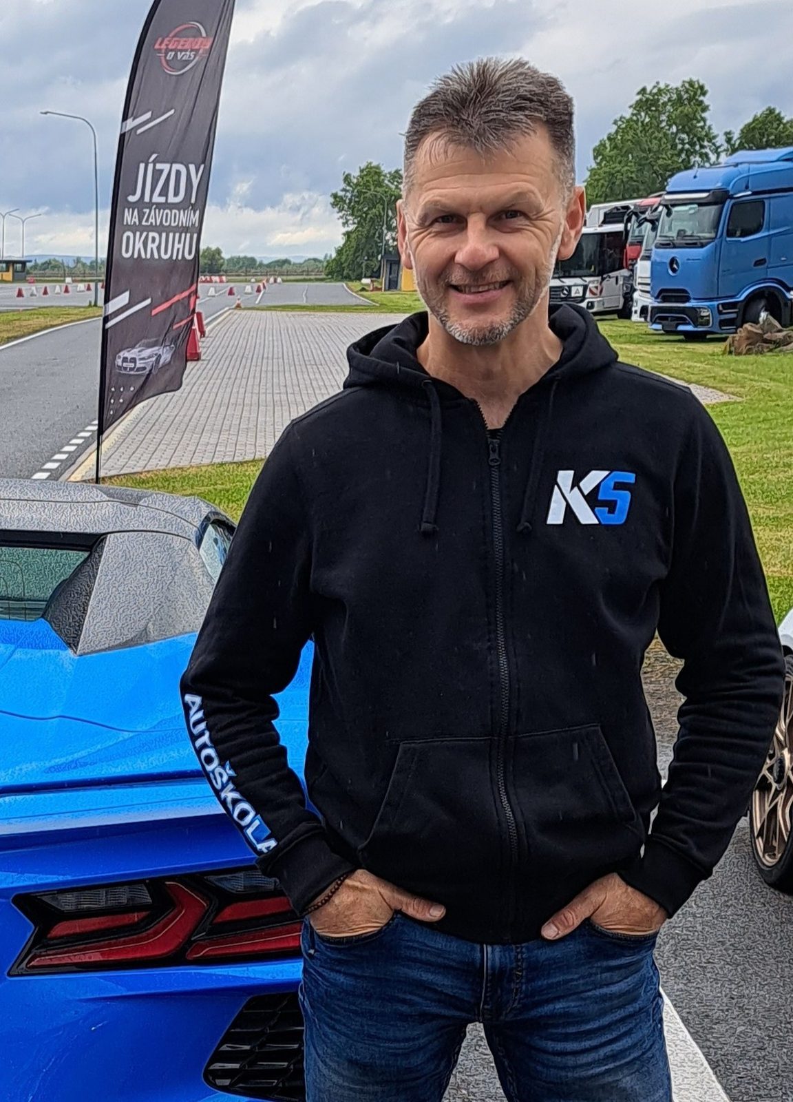 Instruktor Autoškoly K5 u vozu Chevrolet Corvette