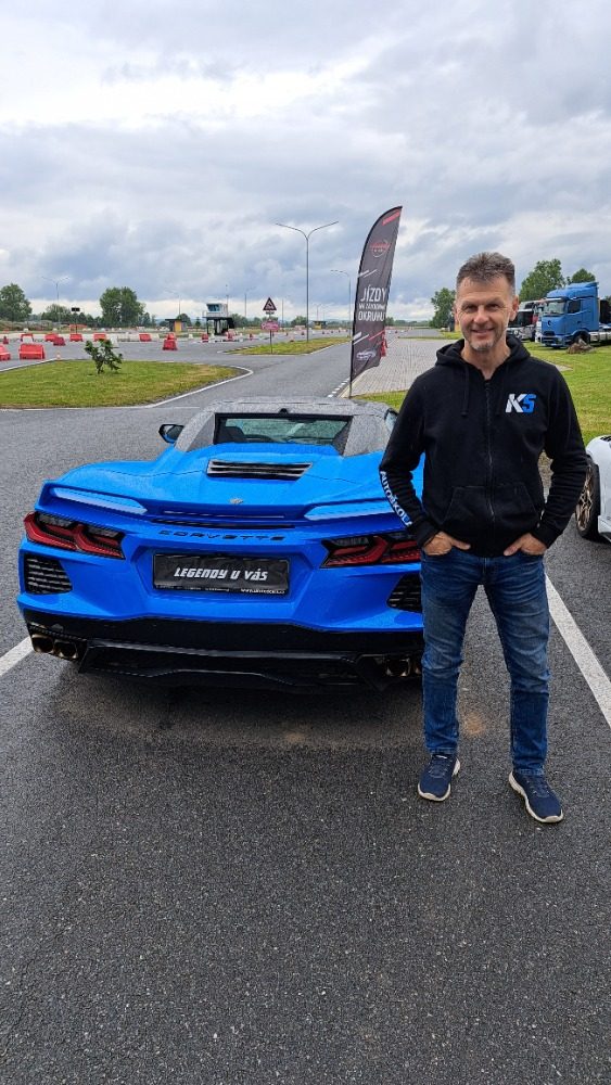 Chevrolet Corvette na závodním okruhu