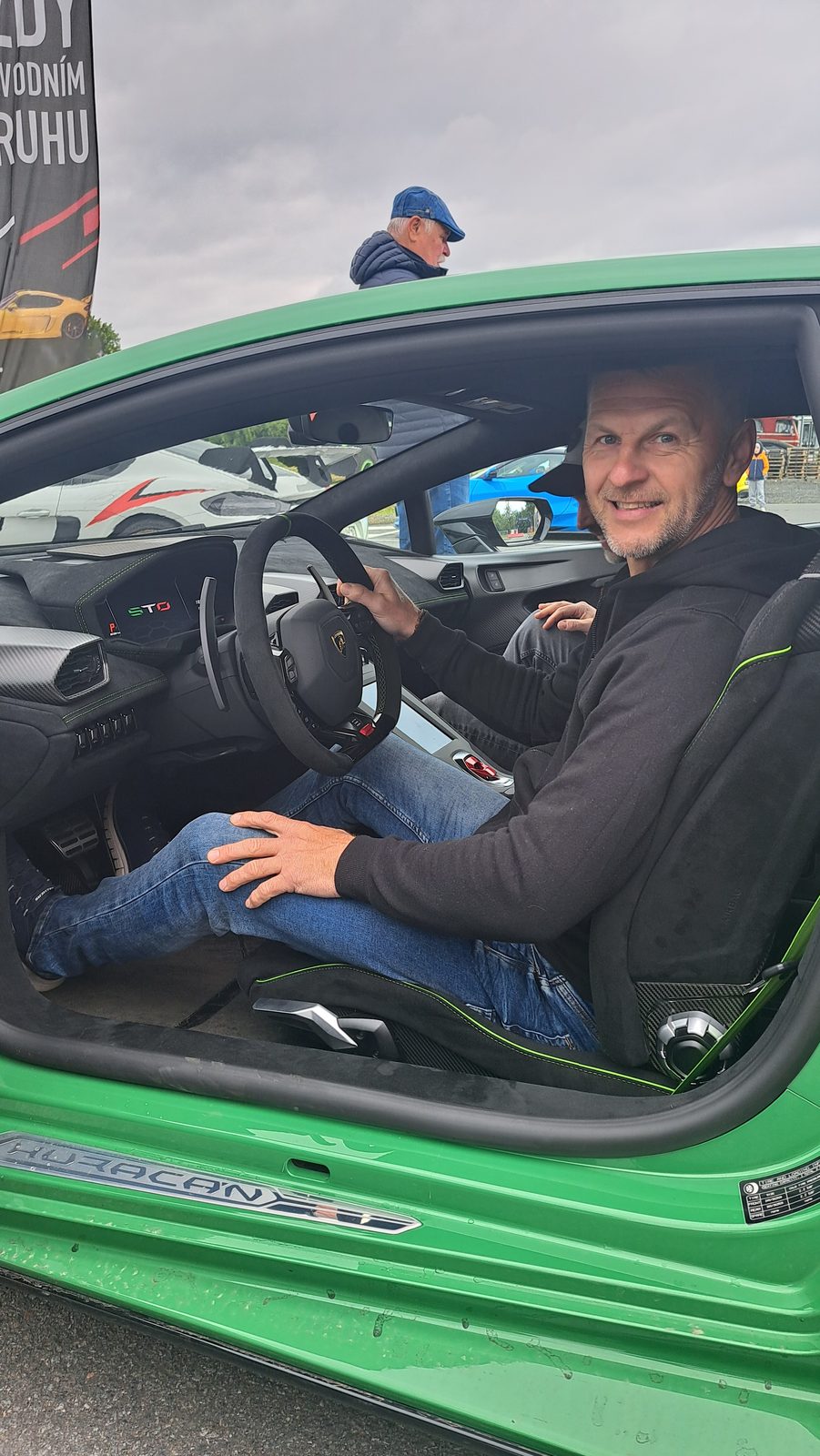 Instruktor Autoškoly K5 za volantem vozu Lamborghini