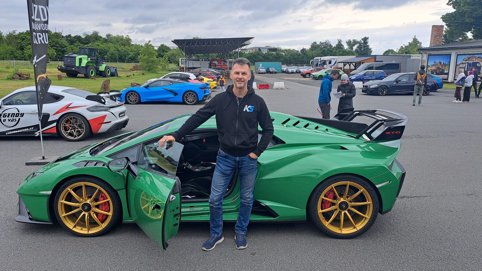 Instruktor Autoškoly K5 u vozu Lamborghini na závodním okruhu